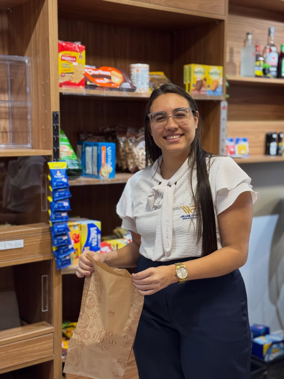 Atendente da Hanna Pães com pão fresco na sacola
